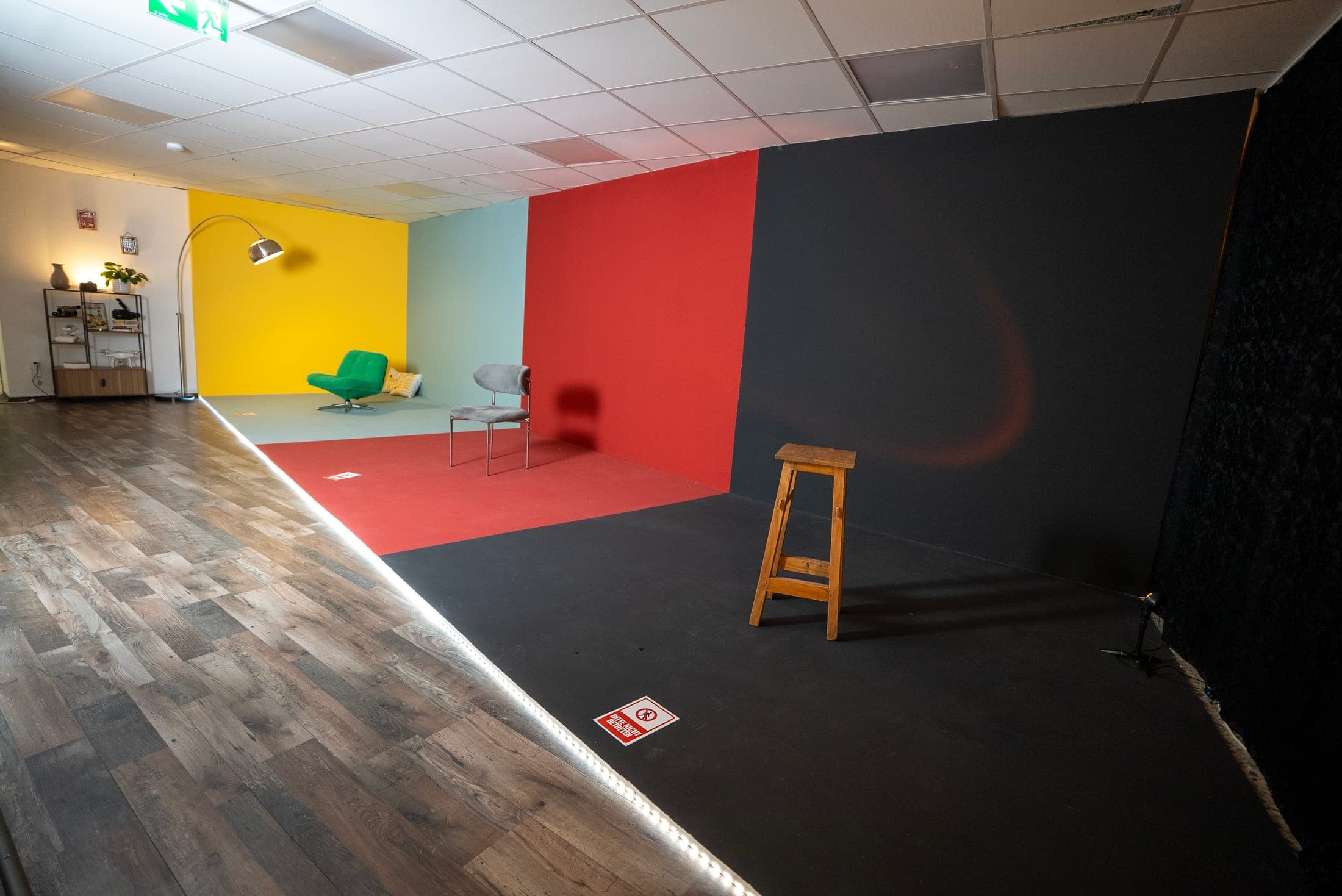 Mehrfarbige Studiowand in Gelb, Rot und Anthrazit