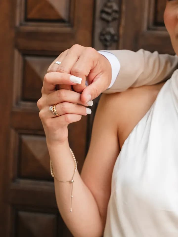 Hand der Braut mit Ring und Armband im Detail